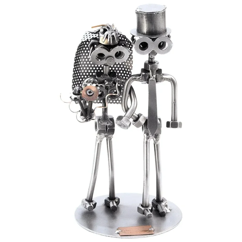 Metalen beeldje van een bruid en bruidegom gemaakt van bouten en moeren als blijvend huwelijkscadeau