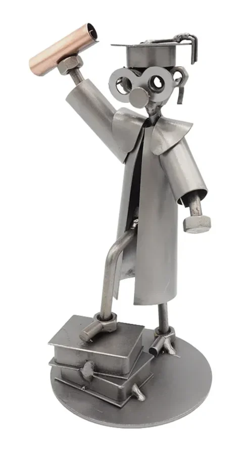 Metalen beeldje afgestudeerde – origineel afstudeercadeau met toga en diploma